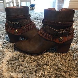 NWOT Chocolate Cowboy Booties